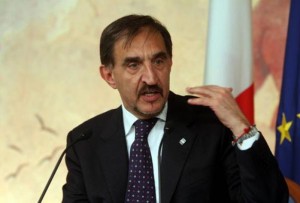 La Russa, Libia: istruttori sì, attacco di terra no La Russa, Libia: istruttori sì, attacco di terra no